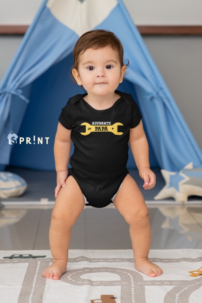 Body preto para bebé com estampa amarela e texto 'AJUDANTE DO PAPÁ'