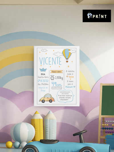 Cartaz de nascimento Vicente com dados e desenhos coloridos numa parede com arco-íris e brinquedos infantis.
