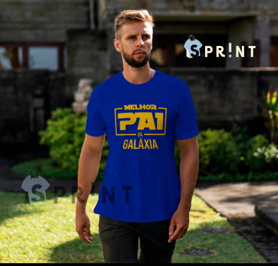 Homem com camiseta azul com texto amarelo MELHOR PAI DA GALÁXIA em ambiente exterior