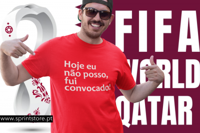 Homem com camisola vermelha e texto branco a apontar para a mensagem.