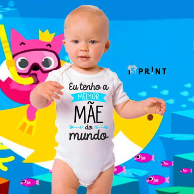 Bebé com body branco com texto 