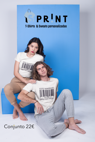 Modelos com t-shirts brancas personalizadas com código de barras, texto promocional e fundo azul com logo SPRINT