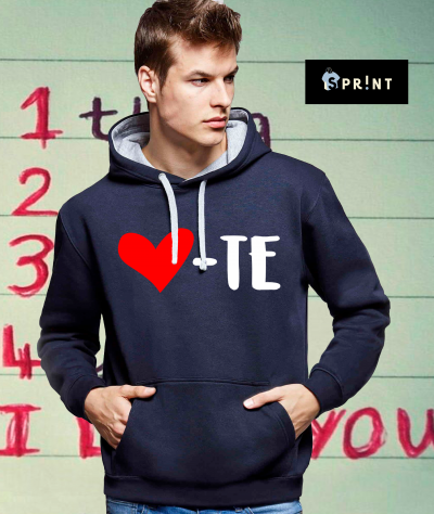 Camisola azul escura com capuz, coração vermelho e texto '*TE' em branco no peito