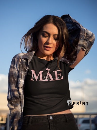 Mulher a usar t-shirt preta com inscrição 