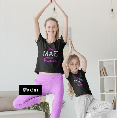Mulher e menina a fazer pose de ioga usando t-shirts com texto relacionadas a mãe e filha.