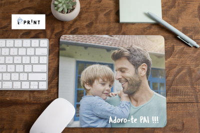 Tapete de rato personalizado com fotografia de pai e filho e texto em português