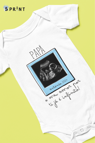 Body de bebé branco com estampado de ecografia e texto dedicado ao pai
