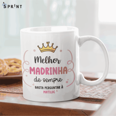 Caneca branca com texto colorido e coroa dourada