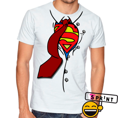 T-shirt branca com desenho colorido de laço vermelho e símbolo do Superman