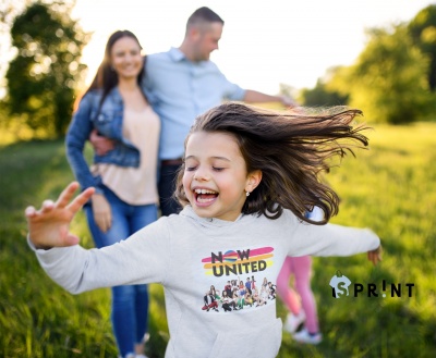 Casaco cinzento claro para criança com texto e imagens coloridas ao ar livre