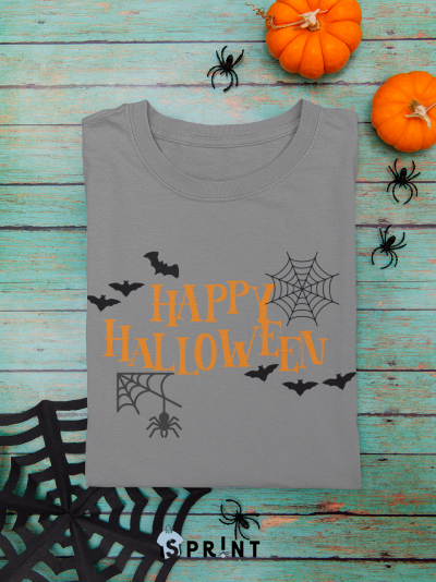 Camiseta cinzenta com design Halloween sobre superfície de madeira azul com abóboras e aranhas de decoração
