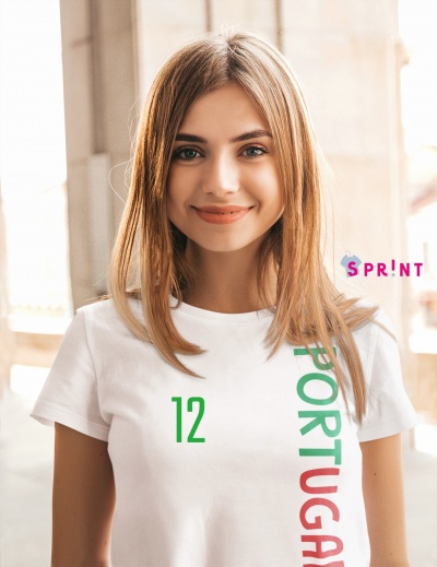 Jovem mulher com t-shirt branca com a palavra PORTUGAL e número 12