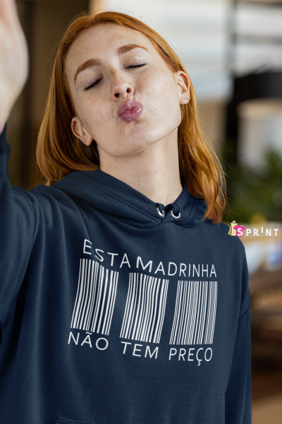 Suéter azul escuro com código de barras e texto em branco