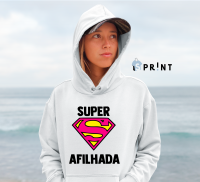 Mulher com camisola branca com capuz 'SUPER AFILHADA' na praia