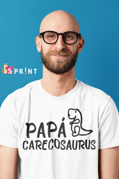 Homem com t-shirt branca com texto 'PAPÁ CARECOSAURUS' e desenho de dinossauro
