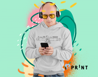 Homem com hoodie cinza claro e auscultadores pretos segurando telemóvel