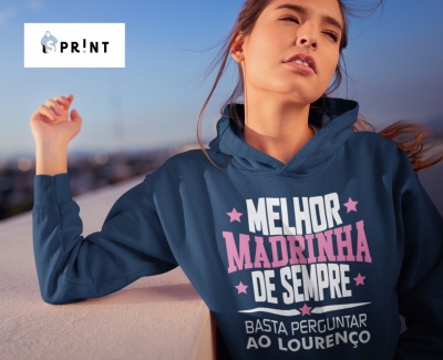 Mulher com camisola azul escuro com texto em branco e rosa ao ar livre ao pôr do sol
