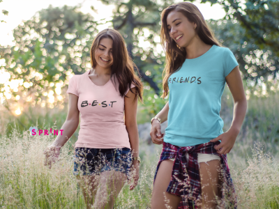 Duas mulheres ao ar livre com t-shirts BEST e FRIENDS e roupa casual em campo de relva