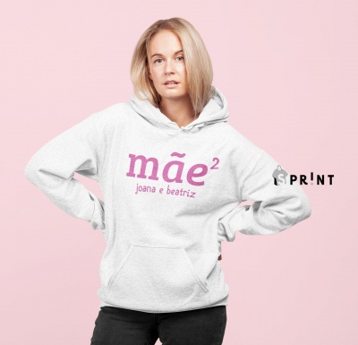 Sweatshirt branca com texto rosa 'mãe² joana e beatriz'