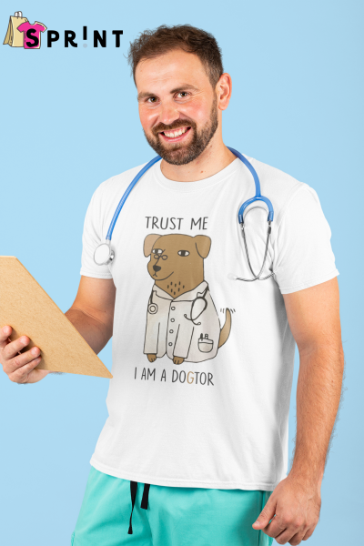 Homem com T-shirt branca com estampa engraçada de cão médico e estetoscópio