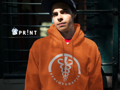 Jovem com hoodie laranja com símbolo branco e texto FISIOTERAPIA