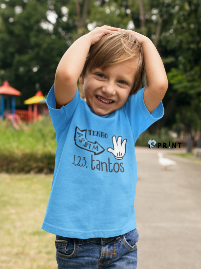 Camiseta azul clara para criança com estampa preta usada por menino num parque