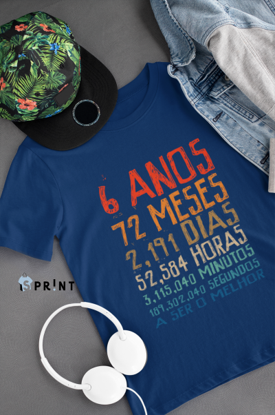 T-shirt azul com texto colorido e acessórios como chapéu tropical, casaco ganga e auscultadores brancos