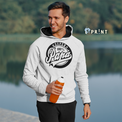 Homem com hoodie branco com estampa 'SUPER 100% PAPA' segurando garrafa laranja em ambiente junto a lago