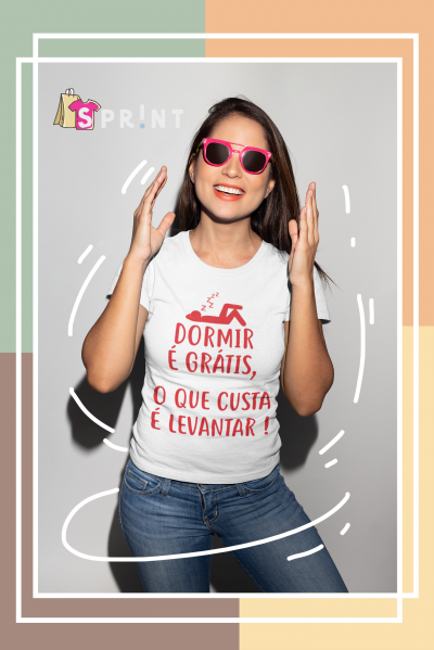 Mulher com t-shirt branca estampada e óculos de sol rosa