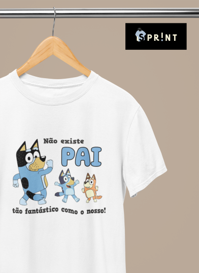 T-shirt branca com desenho e texto em português pendurada num cabide de madeira