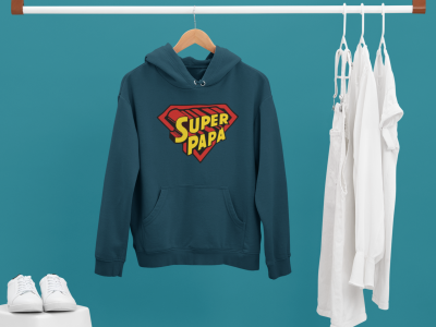 Casaco de capuz azul escuro com texto 'SUPER PAPA' pendurado em cabide