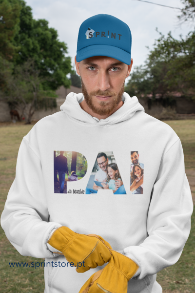 Homem com camisola branca estampada PAI e boné azul Sprint