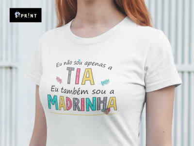 Camiseta branca com texto colorido em português e pequenos desenhos delicados