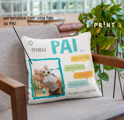 Almofada personalizada para o pai com foto e texto colorido num sofá cinza próximo de plantas