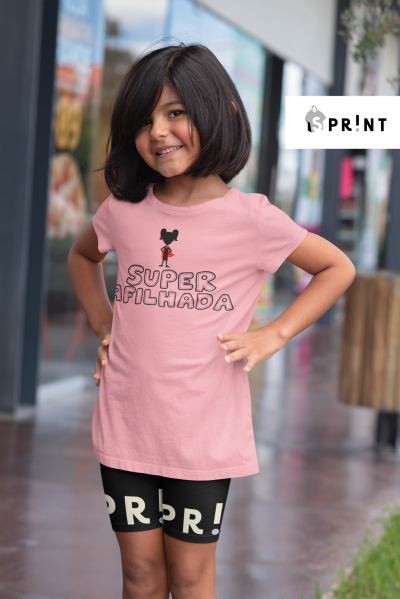 Menina com túnica rosa e calções pretos em ambiente urbano