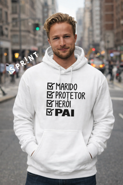 Homem com sweatshirt branca com texto motivacional em português