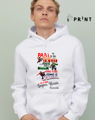Homem com sweatshirt branca e capuz estampada com texto e imagens de super-heróis, fundo cinza claro