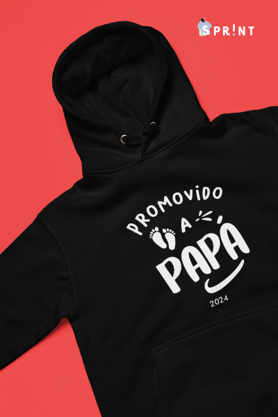 Sweatshirt preta com design branco e texto em português sobre fundo vermelho