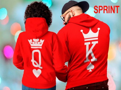 Casacos vermelhos com símbolos grandes 'Q' e 'K' com coroas e símbolos de cartas de baralho, palavra SPRINT no canto superior direito
