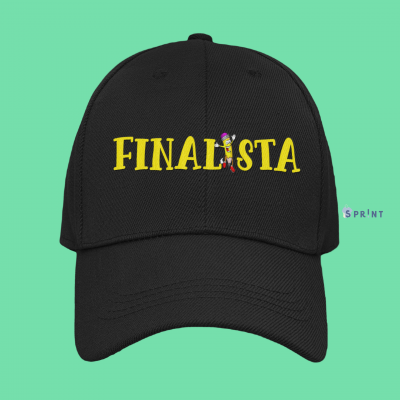 Boné preto com a palavra FINALISTA bordada a amarelo e figura colorida integrada