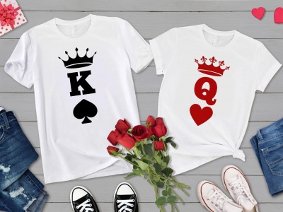 Duas t-shirts brancas com estampas de cartas de baralho e acessórios à volta