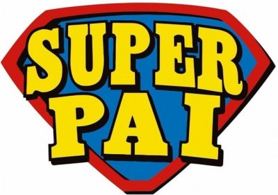 Símbolo em forma de escudo com as palavras SUPER PAI em amarelo sobre fundo azul e vermelho.