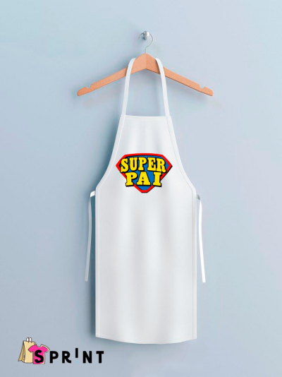 Avental branco com texto SUPER PAI colorido no peito, pendurado num cabide de madeira