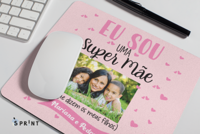 Base de rato rosa com texto e foto de mãe com duas crianças e corações.
