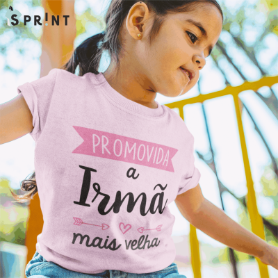 Camisola cor-de-rosa clara com texto promocional para irmã mais velha