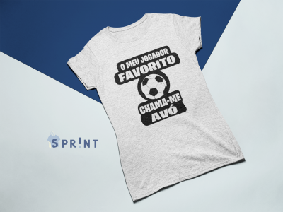 T-shirt cinzenta clara com texto e ilustração de bola de futebol