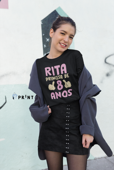 Menina com camisola preta 'RITA PRINCESA DE 8 ANOS', casaco azul e saia preta, em fundo grafiti