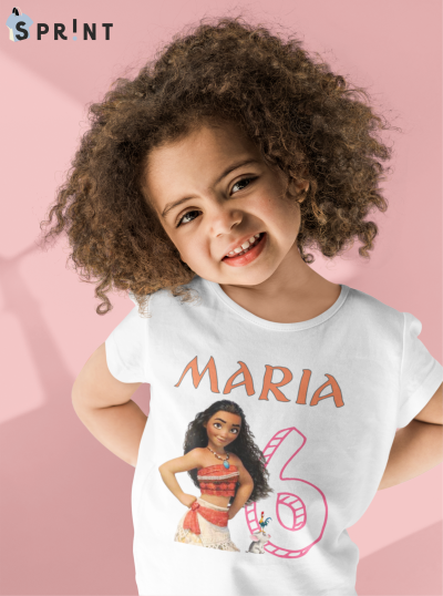 Camiseta branca infantil com personagem Moana, número 6 e nome Maria