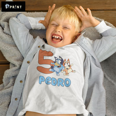 Camisola branca para criança com estampa dos personagens Bluey e Bingo, número 5 e nome PEDRO em azul