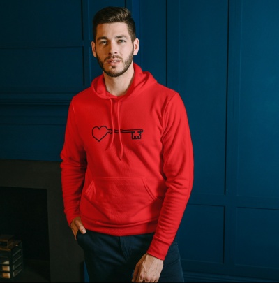 Homem a usar casaco com capuz vermelho com estampa preta de chave e coração